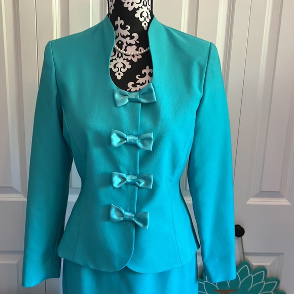 🦩Vintage 🦩teal chiffon key hole necklined jacket & pencil skirt. 😱So fabulous - Picture 2 of 16